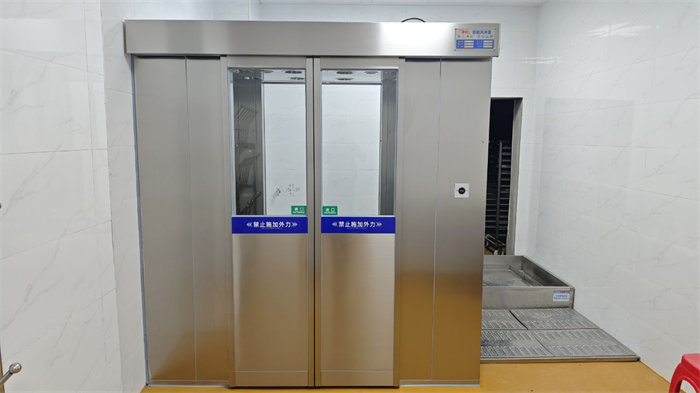 河南華美萬(wàn)邦清洗技術(shù)有限公司風(fēng)淋室安裝現(xiàn)場(chǎng)